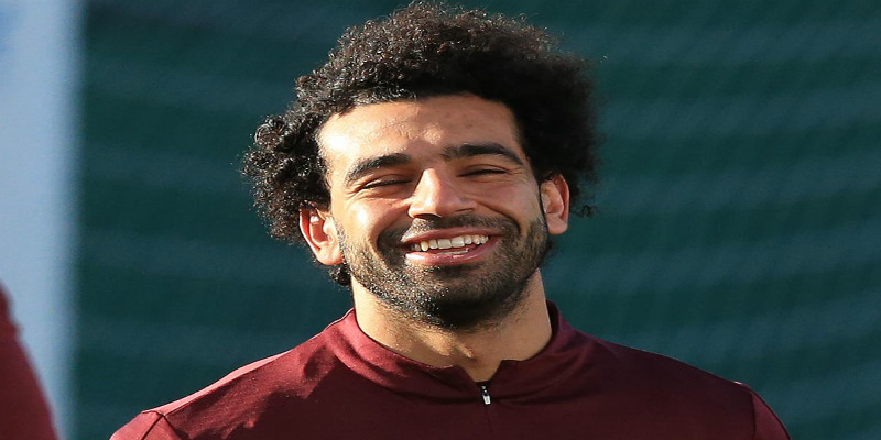 صورة والدة اللاعب المصري محمد صلاح توبّخه بسبب معجبة