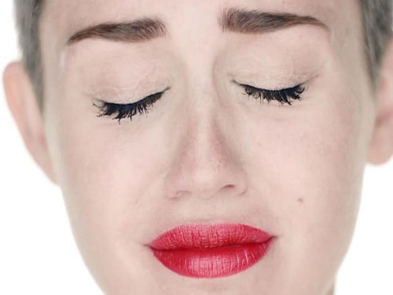 صورة خبر صادم لمايلي سايرس بسبب خنزيرتها