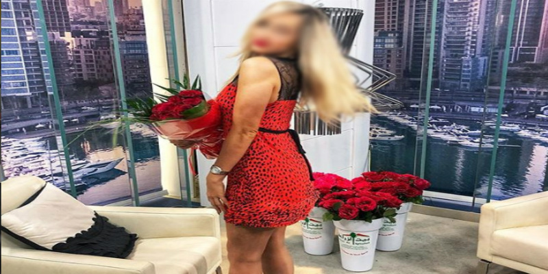 صورة مايا تُثير الجدل بالبيكيني العاري على رمال البحر