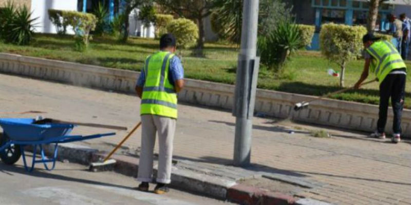 صورة “أضعف الإيمان”.. مغاربة يشكرون عمال النظافة ويقدرون خدماتهم خلال أيام العيد