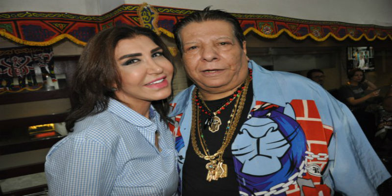 صورة فنانة معروفة تنجو من الموت بعد إحتراق منزلها