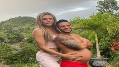 صورة عارضة أزياء مشهورة تحتفل بحمل زوجها