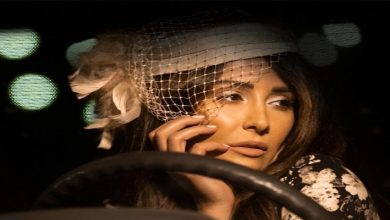 صورة بوضعية جريئة وإطلالة غريبة.. فنانة شهيرة تصدم جمهورها