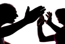 صورة اتهامات بالضرب تطال فنانا شهيرا بعد ظهور زوجته بكدمات -صور