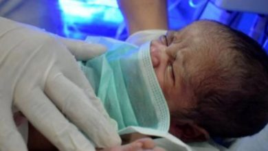 صورة بعد تلقيها اللقاح وهي حامل.. إسبانية تنجب طفلا بأجسام مضادة لكورونا