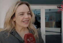 صورة نفيسة بنشهيدة تُطفئ شمعتها الخمسين والجمهور: “تبدين أصغر بكثير”