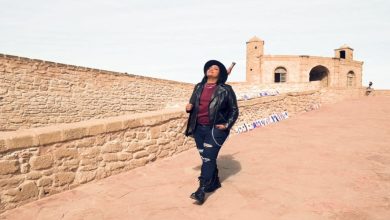 صورة بعد حصولها على الدكتوراه.. إيمان سالمي تتفرغ للفن وتطرح “يا دوك اللايمين”
