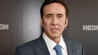 صورة نيكولاس كيدج يشتري أفعى برأسين!