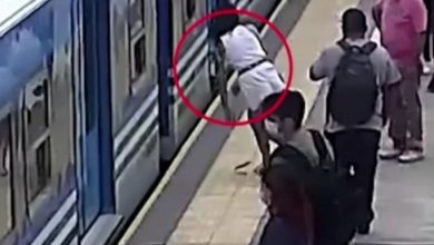 صورة سيدة تنجو من الموت بأعجوبة بعد سقوطها أسفل قطار -فيديو