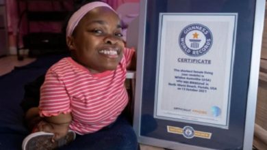 صورة طولها 72 سم.. شابة تحصل على لقب “أقصر سيدة” في العالم -فيديو