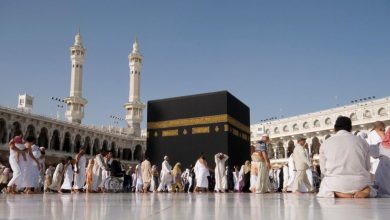 صورة من أمام الكعبة فنان شهير يفاجئ جمهوره -صورة