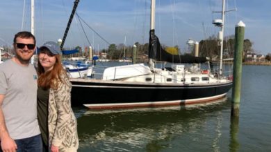 صورة زوجان يبيعان منزلهما ليعيشا فى مركب شراعي -صور