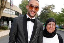 صورة والدة حكيم زياش تخطف الأنظار في مباراة الديربي