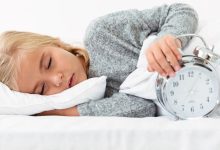 صورة كيف تعيدي طفلكِ إلى الاستيقاظ مبكرًا قبل بدء الدراسة؟