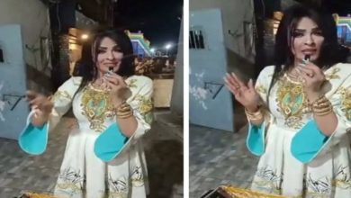 صورة سيدة مصرية تحتفل بطلاقها من زوجها بكعكة وجوائز ذهب -فيديو