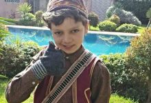 صورة بطل “مقطوع من شجرة” يرزق بمولوده الأول -صورة