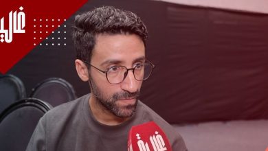 صورة سيمو سدراتي يتحدث عن حبه للمسرح ونجاح “واحد فيهم كذاب” -فيديو