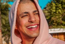 صورة طه إيسو يخطف الأنظار بلحظة عفوية مع نجل أخيه