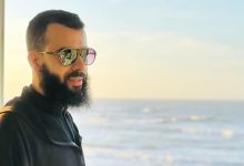 صورة محمد رزقي ينجو من حادث خطير بعد رشق سيارته بالحجارة -فيديو