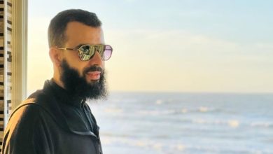 صورة محمد رزقي ينجو من حادث خطير بعد رشق سيارته بالحجارة -فيديو