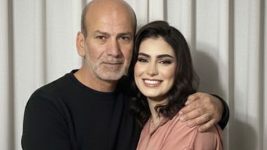 صورة الذكاء الاصطناعي يجمع غيثة الكزولي بوالدها الراحل