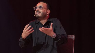 صورة رشيد رفيق يقلع بعرضه الكوميدي الجديد “Mode Avionde”