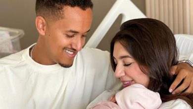 صورة سليم حمومي وزوجته يحتفلان بعقيقة مولودتهما الجديدة -فيديو