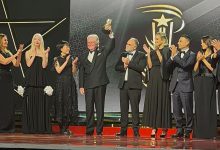 صورة مهرجان مراكش يكرم حسين فهمي في حفل افتتاح دورته الـ22.. ويسرا تسلمه الدرع