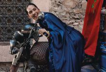 صورة “ملصقات غامضة”.. ما الذي تحضره منال بنشليخة؟