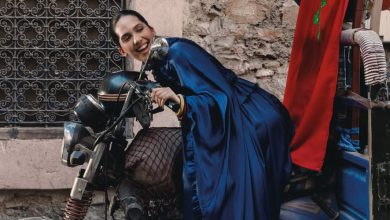 صورة “ملصقات غامضة”.. ما الذي تحضره منال بنشليخة؟