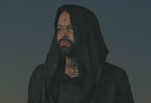 صورة “إيلام جاي” يحتفي بالمسيرة الخضراء ويغني “الصحرا ديالنا”