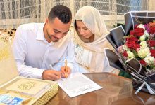 صورة بعد أسابيع من الخطوبة.. “عمدة” يعلن زواجه من شريكة حياته المغربية