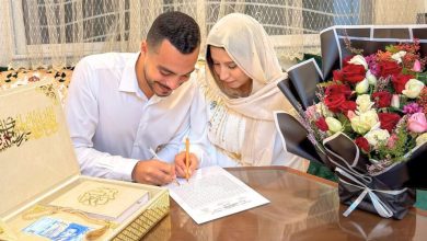 صورة بعد أسابيع من الخطوبة.. “عمدة” يعلن زواجه من شريكة حياته المغربية