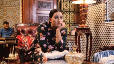 صورة قبل صعودها إلى الخشبة.. رجاء لطفين تفقد جدتها