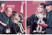 صورة عبد الإله عاجل وزوجته.. لحظات رومانسية متألقة على البساط الأحمر لمهرجان مراكش