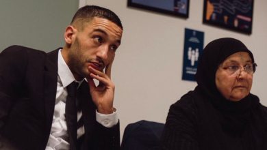 صورة حكيم زياش يوجه رسالة مؤثرة لوالدته بعد فقدان شقيقه -صورة