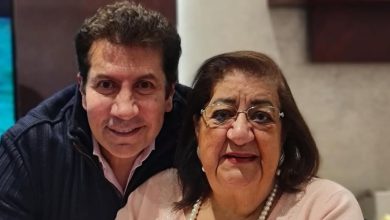 صورة الموت يفجع هاني رمزي في والدته -صورة