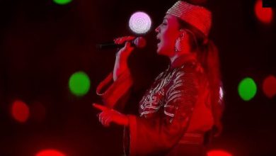 صورة دموع وفخر.. أسماء لمنور تخطف الأنظار بعد أدائها النشيد الوطني في نهائي كأس العرب