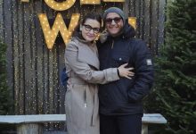 صورة محمد مروازي يشارك أجواء “الكريسماس” بصورة عفوية تجمعه بزوجته -صورة