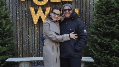 صورة محمد مروازي يشارك أجواء “الكريسماس” بصورة عفوية تجمعه بزوجته -صورة