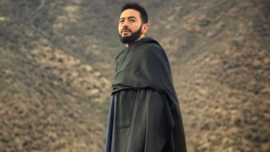 صورة حمادة هلال يروج للجزء السادس من مسلسل “المداح” المصوّر بالمغرب -صورة