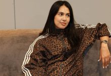 صورة منال بنشليخة تشارك لحظة عفوية مع ابنتها حول لاعبي المنتخب المغربي -فيديو