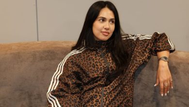 صورة منال بنشليخة تشارك لحظة عفوية مع ابنتها حول لاعبي المنتخب المغربي -فيديو