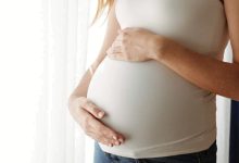 صورة فنانة شهيرة ترزق بطفلة بمساعدة “أم بديلة” -صورة