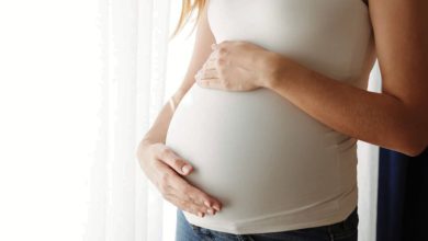 صورة فنانة شهيرة ترزق بطفلة بمساعدة “أم بديلة” -صورة