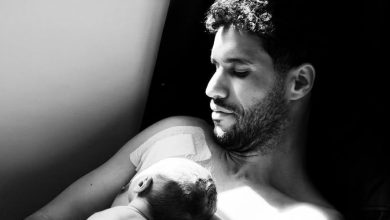 صورة منير المحمدي يشارك لحظات خاصة مع مولوده الجديد -صور
