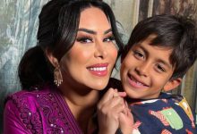 صورة لحظة أمومة دافئة تجمع نجاة الرجوي بنجلها -صورة