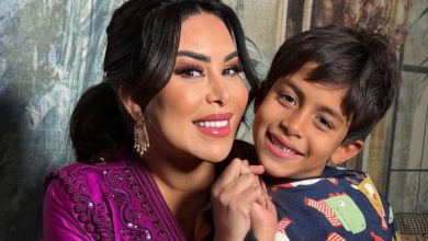 صورة لحظة أمومة دافئة تجمع نجاة الرجوي بنجلها -صورة