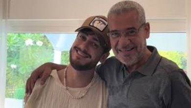 صورة سعد لمجرد يواسي مصطفى الآغا ويدعو لوالدته بالشفاء بعد عملية جراحية