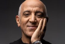 صورة حسن الفد يعود لخشبة المسرح بجولة فكاهية عالمية تحت عنوان “Hassan جدا”